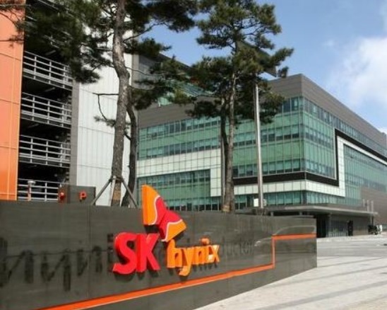 SK hynix Inc., the world's No. 2 memory chip maker, is forecast to see its quarterly operating profit hover above 1 trillion won (US$894 million) for the first time in three years on the improved prices of DRAM chips, according to Yonhap, Korea's local news agency. (image: SK Hynix)