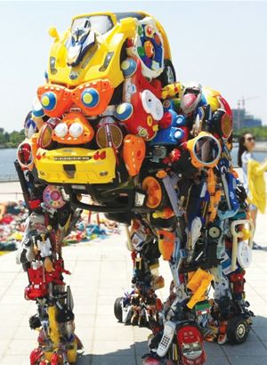 Social enterprise "Weenu" will hold a second "Art-up Seoul Festival" for two days between September 28 and 29 at Yoido's riverbank park. The festival features a hundred artworks created from recycled electronic parts. (image credit: Weenu)