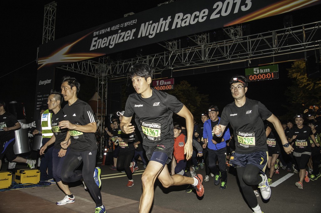 The fifth-year night marathon running festival began at 6:30 pm with 5-kilometer run participants starting first with their head lanterns on, which was followed at 7:30 by 10k runners. (image credit: Energizer Korea)