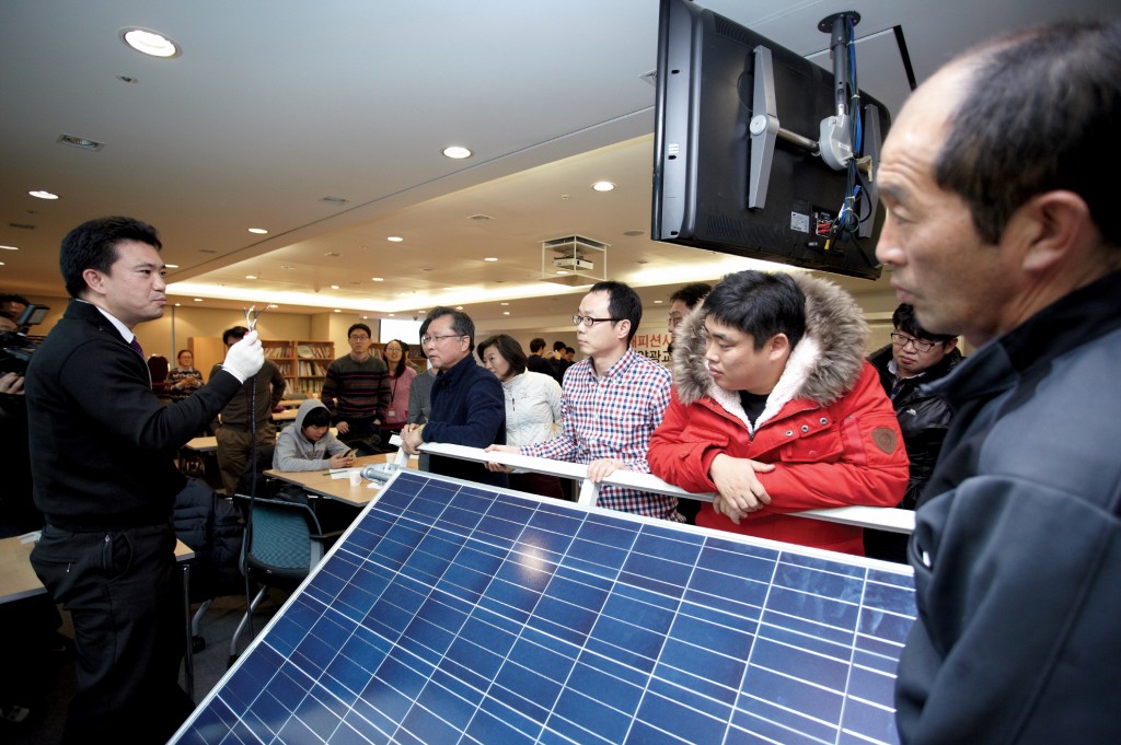 Hanwha Group has set out to promote the advantage of solar power to the general public, opening a class teaching how to install small-scale photovoltaic panels as well as the scientific principles behind solar power generation. (image credit: Hanwha Group)