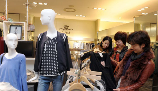 [China Report] Chinese Tourists Becoming Big Spenders in Korea’s Dept Stores