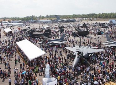 Singapore Airshow 2014 Attracts Close to 100,000 Visitors over the Public Day Weekend