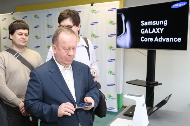 Samsung Gives away 2,000 Galaxy Core Advances for Visually Impaired Students