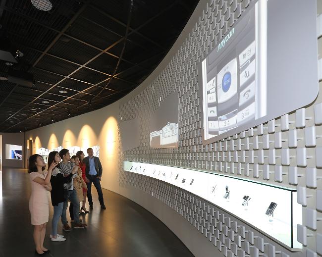 The 10,950 m2 five-story museum is divided into three exhibition halls to mark the past, present and future of the electronics industry. (image: Samsung Elecs)