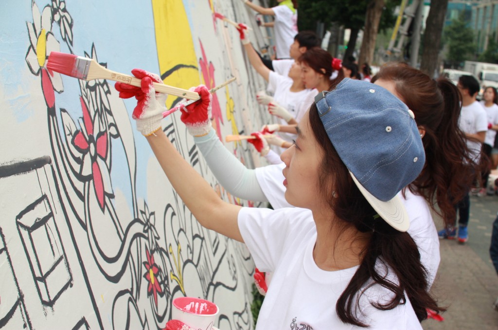 A hundred of volunteers from Hyundai Motor and ASA-K began working on the area from June 28 by placing flower pots, plating flowers in small patches of land, and drawing flower-themed paintings on the walls. (image: Hyundai Motor)