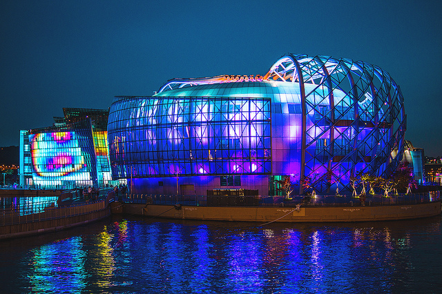 Launched during the Oh Se-hoon administration in 2006 and completed under Seoul City Mayor Park Won-soon, the island is especially beautiful at night with a variety of LED light colors. (image: HwanHee★/flickr)
