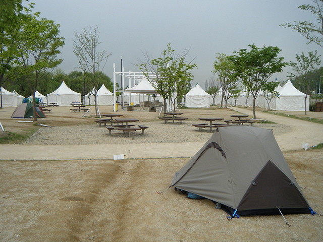In order to encourage Seoul citizens to use the camps to keep themselves cool over the summer months, the Seoul Metropolitan City Government has made available a smartphone app called "Smart Seoul Map" to make it easy to find exact locations of the camps. (image: garycycles3/flickr)