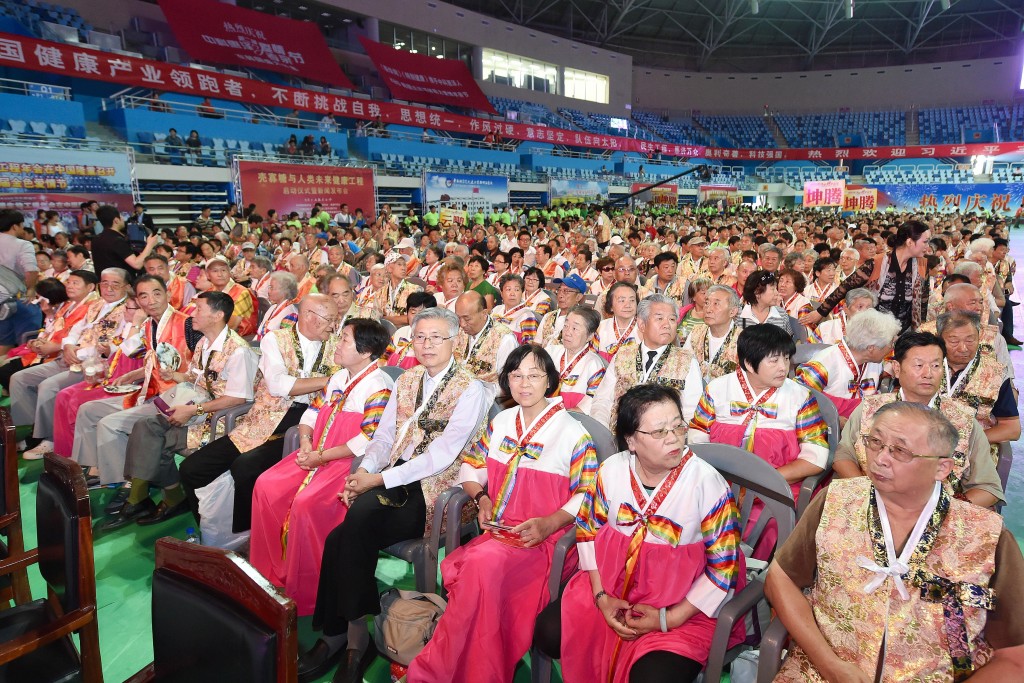 Chinese group tourists are experiencing a Korean traditional wedding in traditional costumes at a gymnasium in Incheon. (image: Incheon Metropolitan City Government)
