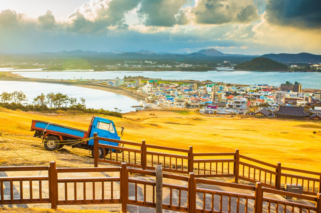 Chinese tourists and invest money are witnessing surging interest in Jeju island, dubbed as Hawaii of Korea. (image:  SONGSAN ILCHULBONG in Jeju island/ image credit: Kobizmedia/ Korea Bizwire)