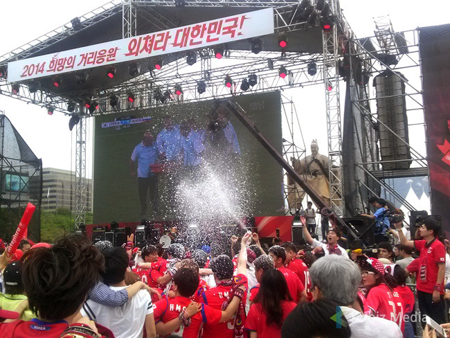 Hundreds of thousands of South Koreans took to the streets  to cheer for the national football team. (image: Kobizmedia/ Korea Bizwire)