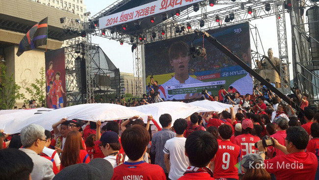Many fans took to the streets to cheer for Korean football team in Brazil World Cup only to find their disappointing results. (image: Kobizmedia/ Korea Bizwire)