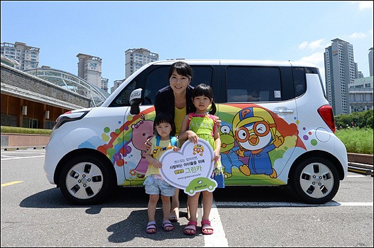 While the Korean automobile industry is actively promoting character marketing like Hyundai and Kia’s “Tobot” transformer series, the largest car sharing service provider in Korea will roll out car-sharing vehicles fully wrapped with “Pororo” characters. (image: Greencar)