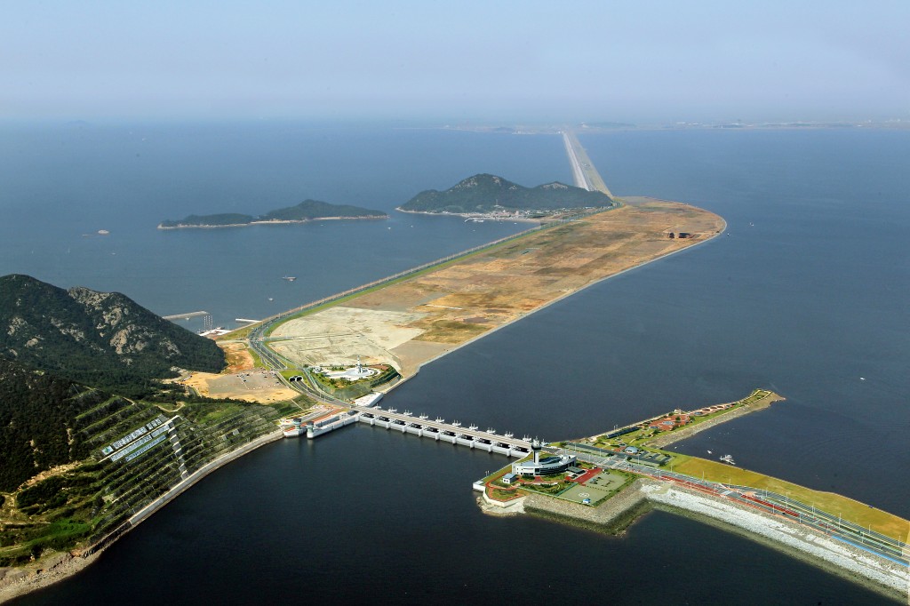 After the estuary has been completely filled, an area of about 400 km² (roughly two-thirds the size of Seoul) will have been added to the Korean peninsula, making it one of the biggest land reclamation projects in history. (image: Saemangeum by Wikipedia) 