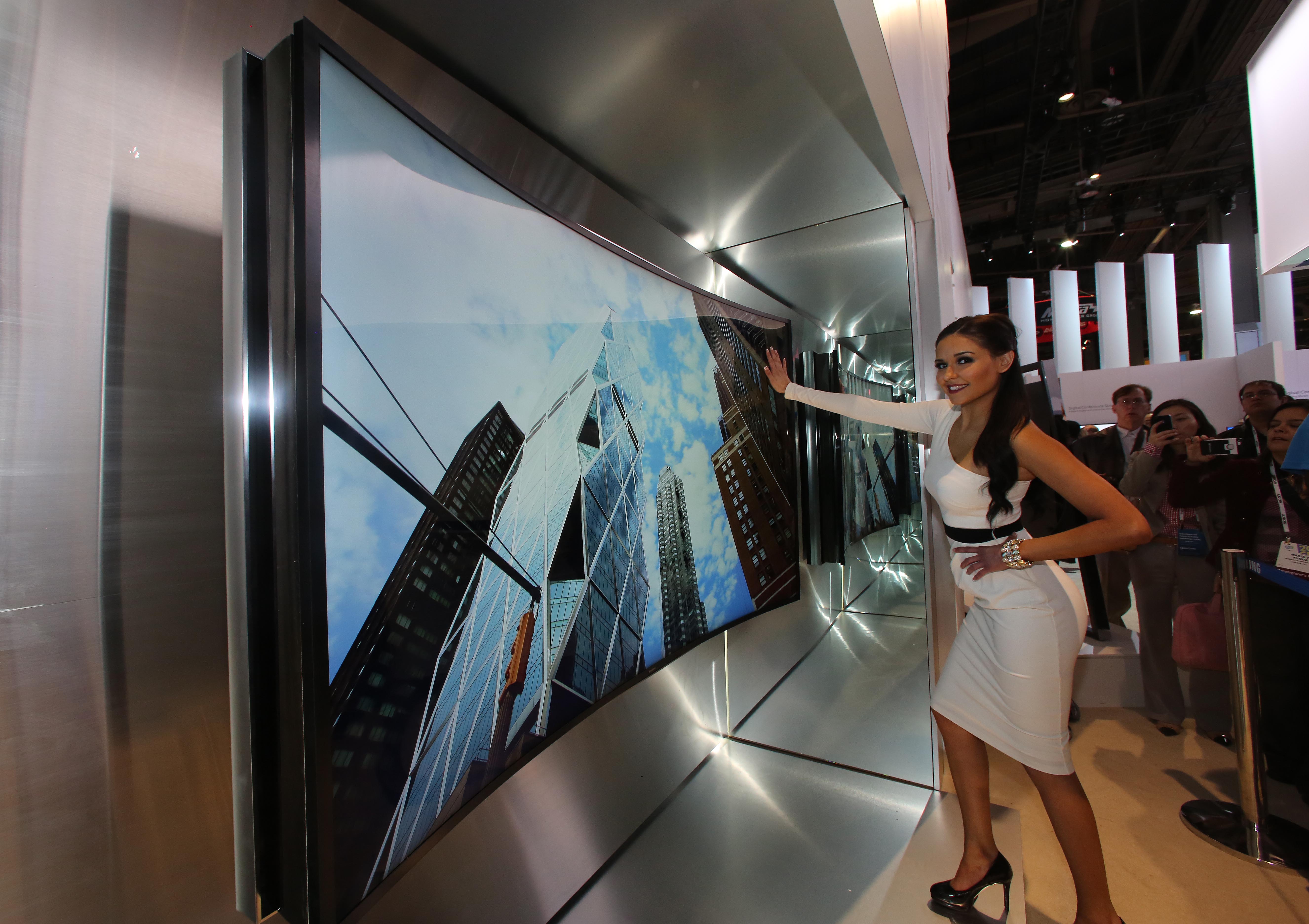 Samsung's 105-inch curved UHD TV and 85-inch bendable screen hit retail  this year