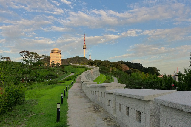 The southern circuit road of Nam-san Park will take you up to the N-Seoul Tower, where the most breathtaking nightscape of Seoul will unfold in front of you. (image: travel oriented/ Flickr)