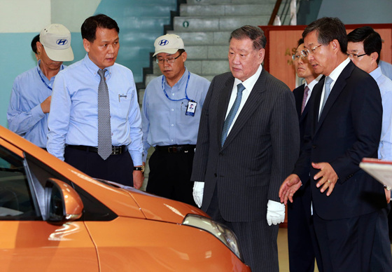 Chairman Chung at the Hyundai Motor plants in India (image: Hyundai Motor)