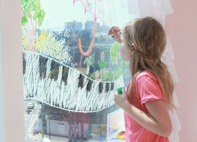 “Toru Glass Color” to Revitalize Children’s Crayon Market