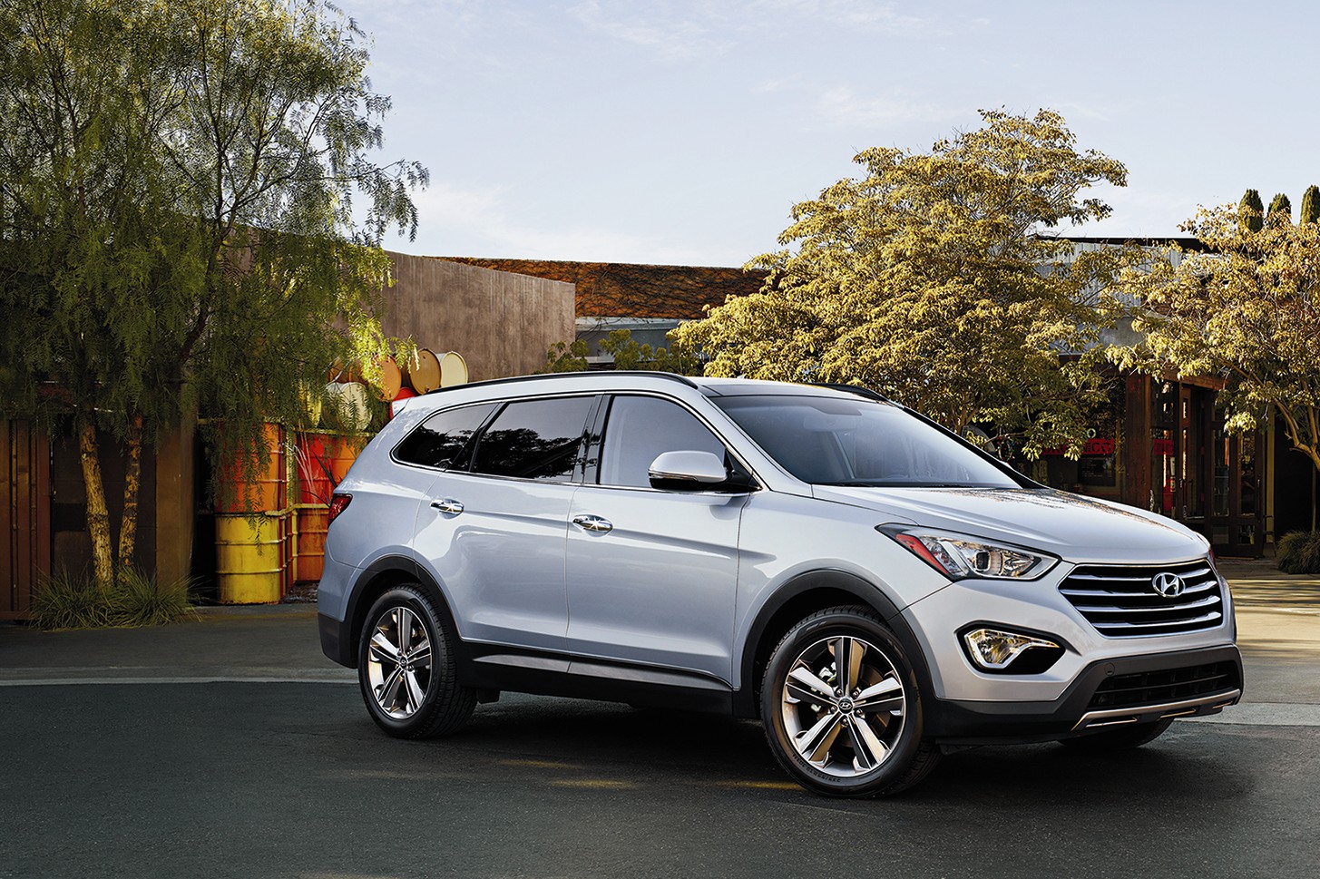 The award-winning Hyundai Santa Fe and Santa Fe Sport offer more standard comfort and convenience equipment for 2015. (image credit: Hyundai Motor America)