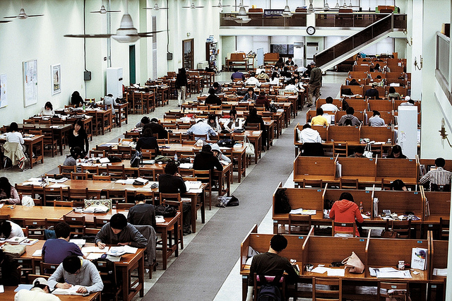 Humanities graduates have increasingly suffered unpopularity in the job market. (image: Kobizmedia/Korea Bizwire)