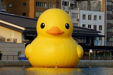Huge Rubber Duck Lands in Seoul to Heal People in Distress