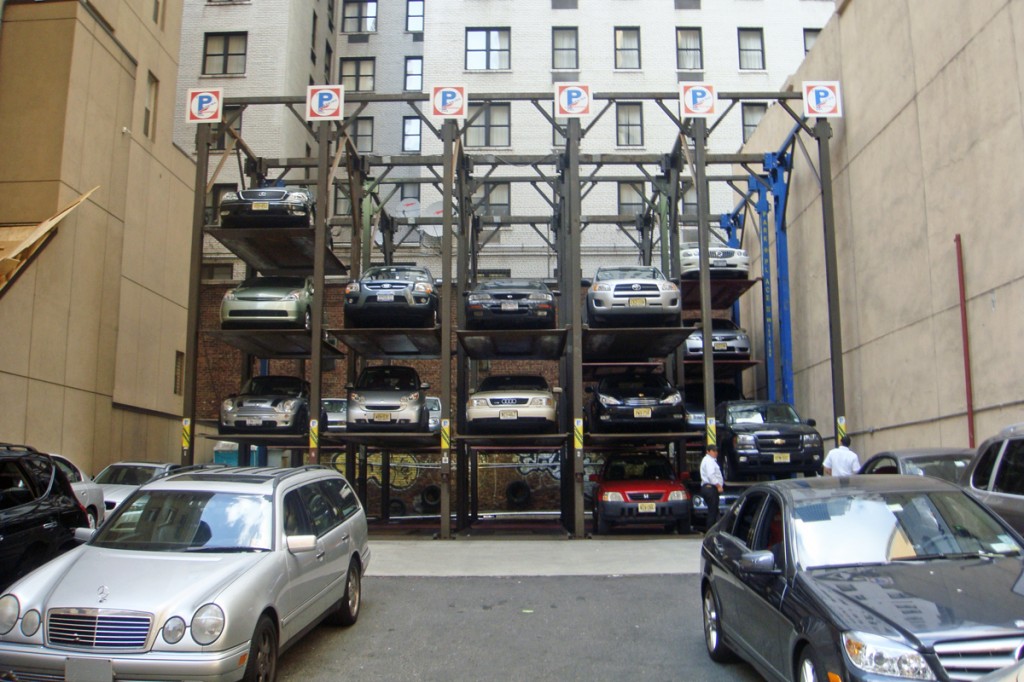 Parking challenges create another business model (image: Parking lot in New York City/Wikipedia)
