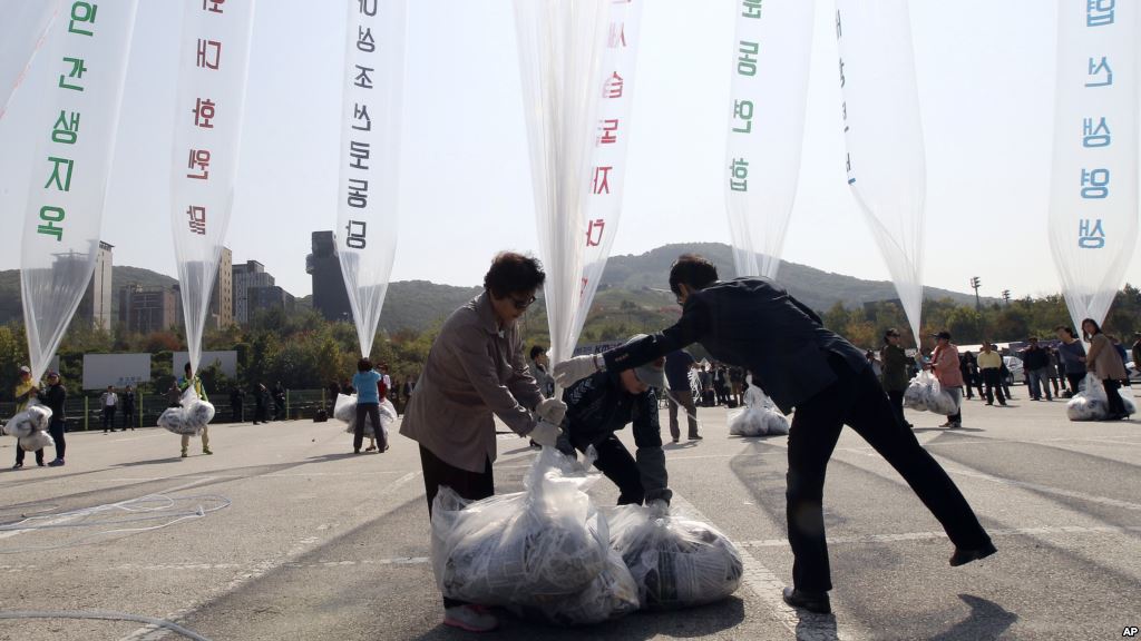 North Korean defectors prepare to release balloons carrying leaflets condemning North Korean leader Kim Jong Un and his government's policies, in Paju, near the border with North Korea, South Korea, Oct. 10, 2014. (image: VOA/Creative Commons) 