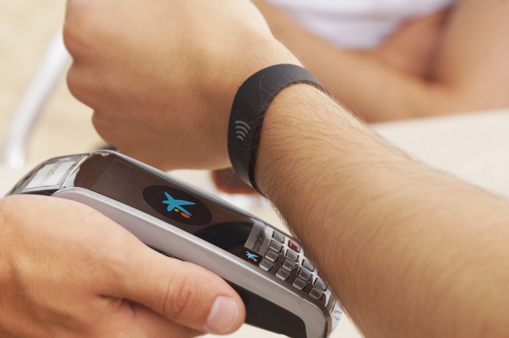 The CaixaBank wristband is water resistant and durable, it is therefore ideally suited to the outdoor, summer lifestyles of Southern European consumers. (image: Gemalto/ACN Newswire)