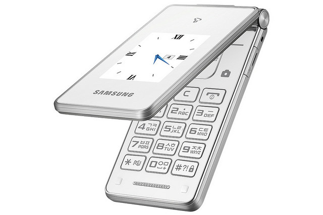 The model is intended for those users in their 50s or older who account for about 65 percent of all 2G service subscribers. (image: Samsung Electronics)