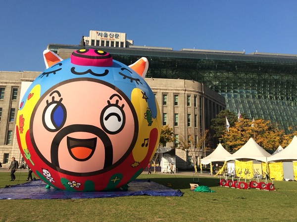 Giant Balloon Appears in Seoul Plaza to Urge People to Donate