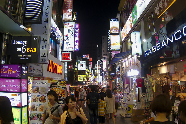 The average annual rent in Myeongdong this year was US$932 per square foot, a 17.5 percent increase from 2013. (image: Adrián Pérez)
