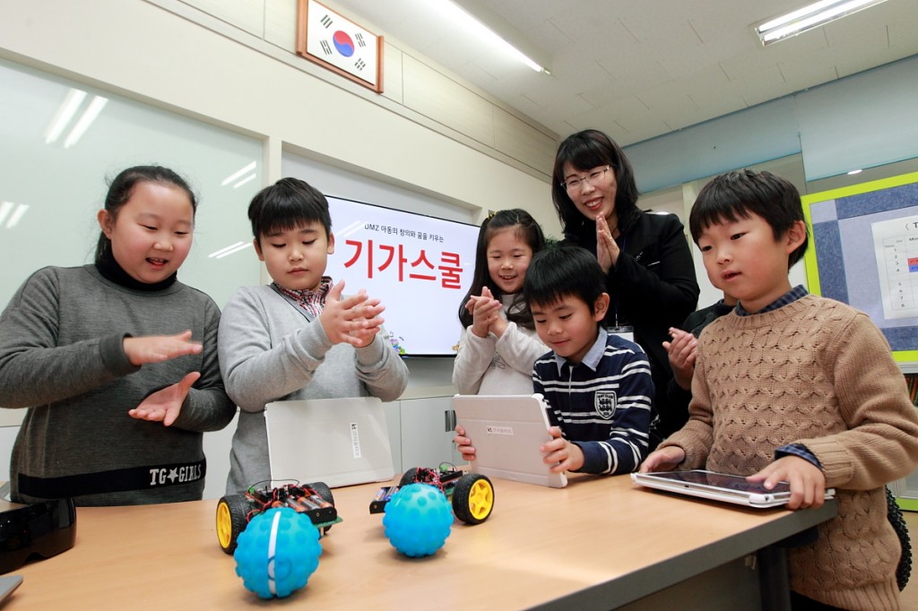 On November 26, KT opened a “GiGA School” at Daeseong-dong Elementary School, part of its bid to narrow the educational gap between remote areas and metropolitan cities with its fast internet connection. (image: KT)