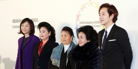 Jang Keun-suk Plays Host to 3 First Ladies at Busan Cinema Center