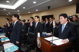 Last month, she also slammed “Choinomics,” the economic stimulus package pushed by current Deputy Prime Minister Choi Kyoung-hwan(far right), in a parliamentary inspection on the Ministry of Strategy & Finance. (image: Office of Lawmaker Park Young-sun)