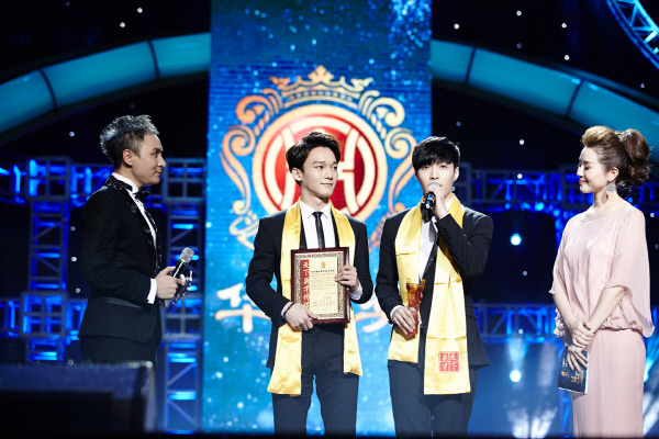 EXO Honored as Best Global Idol Group at the 14th Huading Awards in China