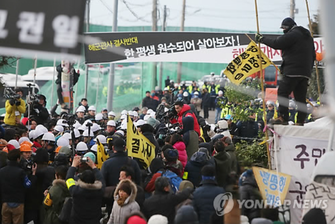 Civic groups, environmental activists and some residents in the village near the construction site have staged protests in a make-shift tent at the entrance of the site since October last year. (photo courtesy of Yonhap)