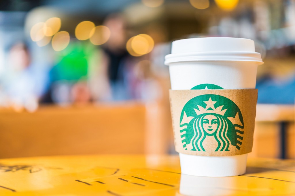 Starbucks stores in Korea do not declare the price of short-sized drinks, so that Koreans often buy the tall-sized drinks as the smallest size. (image credit: Kobiz Media)