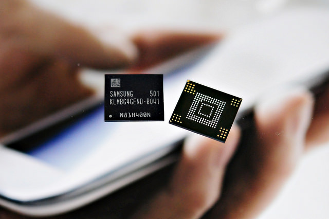 Samsung claimed that the 128GB Universal Flash Storage (UFS) for smartphones is an industry first, and is faster and slimmer, and consumes less power compared with previous flash memory chips. (image: Samsung Electronics)