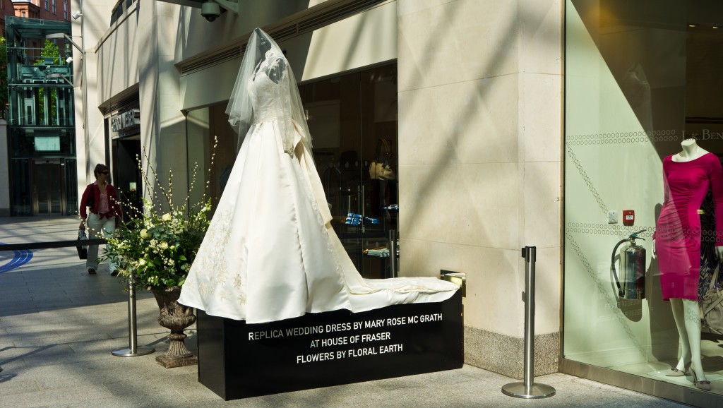 Wedding dress of Kate Middleton (Wikipedia)
