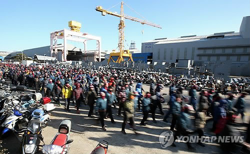 Guidelines setting the scope of base wages have become the central issue in management-union negotiations after the Supreme Court ruled in late 2013 that bonuses should be counted as ordinary wages. (image: Yonhap)