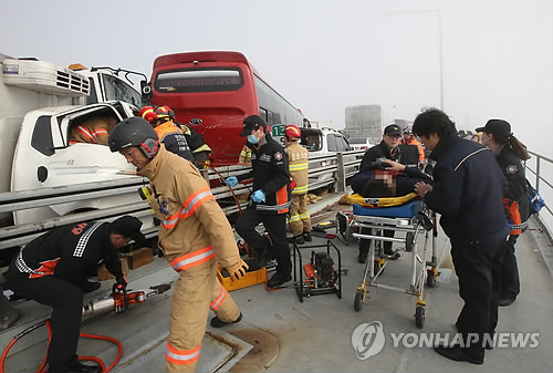 2 Dead, Over 40 Injured in 100-car Pileup near Incheon