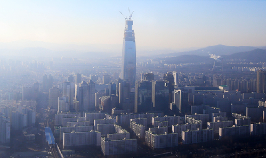 Lotte World Tower under construction (image courtesy of Yonhap)