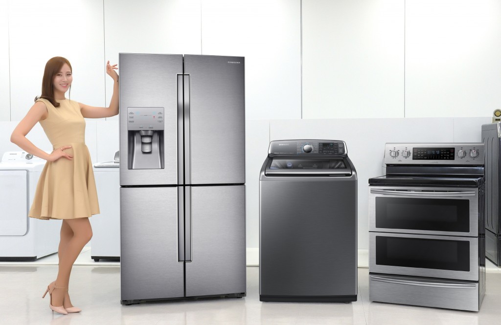 Samsung has been claiming that LG staff members were spotted breaking the doors of Samsung's washing machines at the Berlin shops in September. (image: Samsung's T9000 semi built-in refrigerator, Active Wash washer (from left))