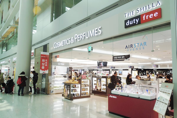 The sales of such beauty products took up 51.2 percent of all sales, jumping from 45.1 percent in 2015, the data showed. (image: Shilla Duty Free Shop)