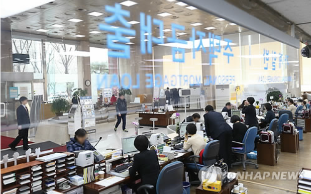 Household loans, which include mortgage lending, extended by local lenders reached 566 trillion won (US$503 billion) in February, gaining 3.7 trillion won from the previous month, more than twofold of January's 1.4 trillion won gain. (image courtesy of Yonhap)  