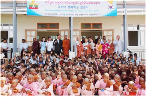 Korean Buddhist Nuns Help Build New School in Myanmar