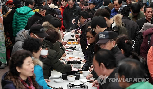 Market Vendors Hold Massive Free Pork Belly Tasting Party