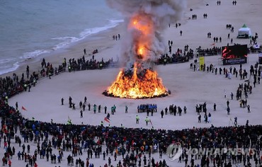 Busan Celebrates First Full Moon of 2015 with Massive Bonfire