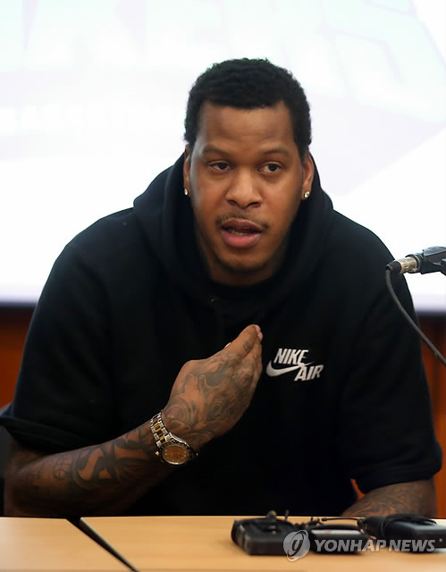A day after he caused the controversy, Jefferson held a press conference and explained that his stretching during national anthem was not a slight against Korea and Korean culture, but a natural reaction to pain that he felt at the time. (image: Yonhap)