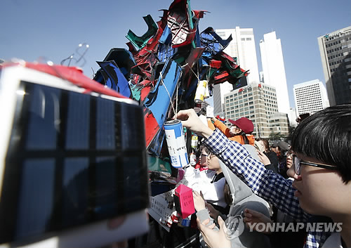 Seoul Installs Up-Cycled Artificial Tree to Celebrate Seoul ICLEI World Congress 2015