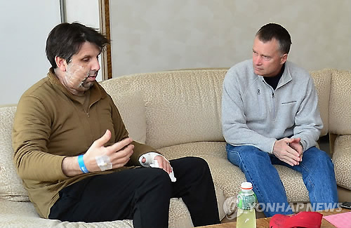 Hospitalized U.S. Ambassador to Seoul Mark Lippert (L) talks with U.S. Navy Adm. James Winnefeld, vice chairman of the Joint Chiefs of Staff, at Severance Hospital in Seoul on March 8, 2015. (Photo courtesy of Severance Hospital) 